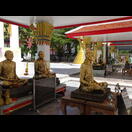 Gläubige belegen Statuen mit hauchdünnem Blattgold